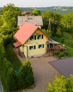Tomaž pri OrmožuNebesa so tudi na zemlji的享有红色屋顶房屋的顶部景色