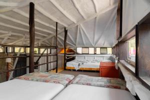 谢内吉亚区Las Cabañas de Tarii的一间帐篷内带两张床的卧室