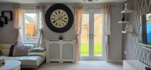 布里斯托Entire home in Cheswick Village的客厅墙上设有大钟
