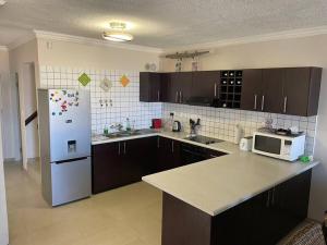 鲸湾港Namibia Coastal Retreat的厨房配有白色冰箱和台面