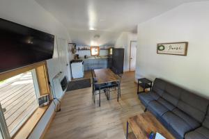 Whale Pass Adventure Apartment的客厅配有沙发和桌子