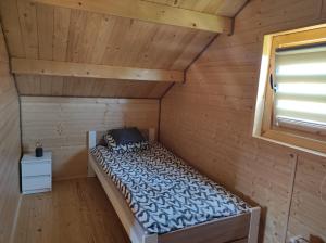 维尔卡瑟Domek u Emi的小木屋内的一个床位