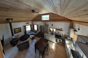 Whale Pass Adventure Cabin的小木屋内的客厅和厨房的顶部景色