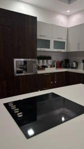 利雅德Modern cozy apartment的厨房配有木制橱柜和台面