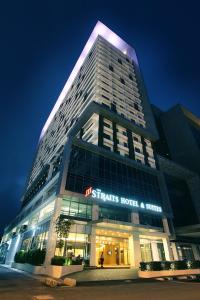 马六甲海峡套房酒店的一座高大的建筑,上面有标志