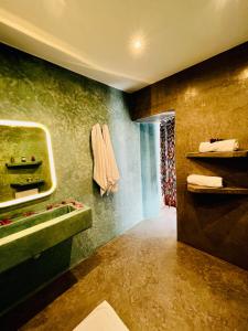 索维拉Riad Dar Sebta的一间带绿色水槽和淋浴的浴室