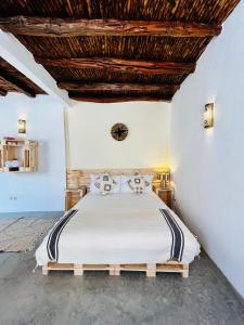 索维拉Riad Dar Sebta的一间卧室设有一张木天花板床。