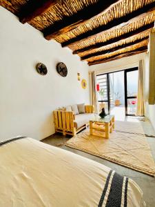 索维拉Riad Dar Sebta的一间卧室设有一张床和一间客厅。
