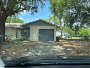 布兰登ZenHomes in Brandon near Tampa Valrico Seffner的一个带车道车库的房子