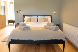 贝塞斯达Tryfan - Snowdonia, North Wales的一间卧室配有一张大床和毛巾