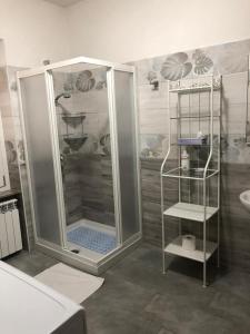 加维Il grappolo -affittacamere-的带淋浴和盥洗盆的浴室