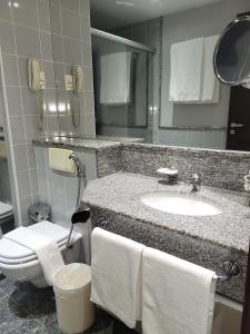 圣保罗Flat Super Luxo Verbo Divino的一间带水槽、卫生间和镜子的浴室