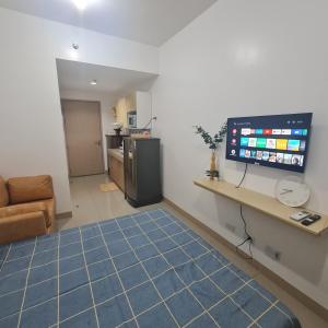 达斯马里尼亚斯Homely Green 2 Residences T2的带沙发和平面电视的客厅