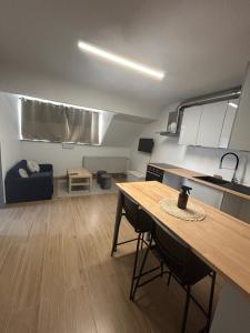 布鲁塞尔Elegance & Comfort Brand New Apartment near to Atomium的厨房以及带桌子和沙发的客厅。