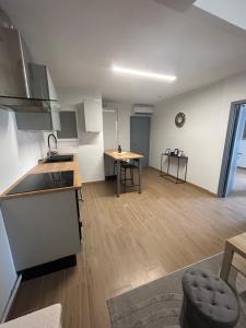 布鲁塞尔Elegance & Comfort Brand New Apartment near to Atomium的厨房以及带桌椅的起居室。