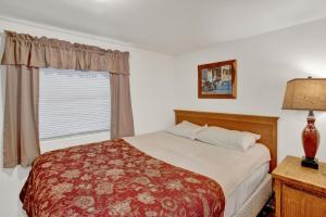 弗雷德里克斯堡Fig Cabin的一间卧室设有一张床和一个窗口