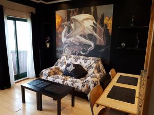维戈Playa Samil Vigo Reformado 2016的客厅配有沙发和桌子