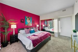 洛杉矶Beverly Hills Chic 2 bed 2bath with Patio and Parking 309的卧室设有粉红色的墙壁和一张大床