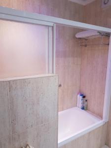 维戈Playa Samil Vigo Reformado 2016的带淋浴的浴室(带白色台面)