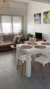科洛尼亚-德尔萨克拉门托Casa Blanca的客厅配有白色的桌椅