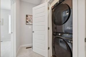 华盛顿Spacious 3Bedroom Duplex with Rooftop Deck!的洗衣房配有洗衣机和烘干机