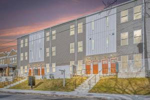 华盛顿Spacious 3Bedroom Duplex with Rooftop Deck!的街道上一座带橙色门的大建筑
