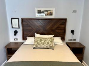 库斯科Casa Montes San Blas的一间卧室配有一张带木制床头板的床
