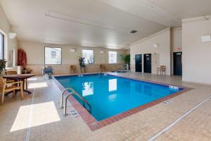西德尼金草原贝斯特韦斯特套房酒店的大楼内一个蓝色的大型游泳池