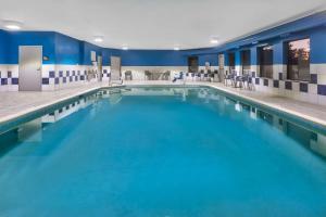 希布伦汉普顿酒店辛辛那提机场北店的蓝色的大游泳池,位于酒店客房内