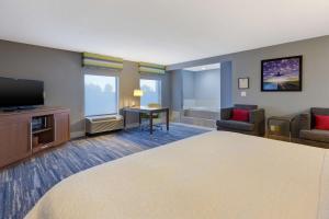 希布伦汉普顿酒店辛辛那提机场北店的配有一张床和一台平面电视的酒店客房