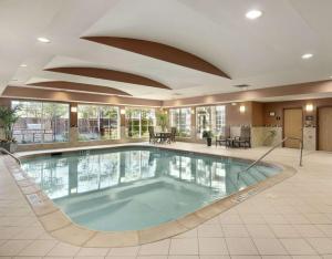 欧文欧文-DFW机场希尔顿惠庭套房酒店的酒店大堂的大型游泳池