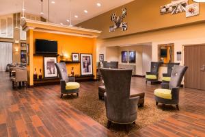 奥兰多东奥兰多UCF汉普顿套房酒店的一间设有椅子和平面电视的等候室