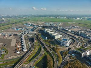 史基浦阿姆斯特丹史基浦机场希尔顿酒店的机场的空中景观,包括建筑物和道路