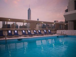 芝加哥Homewood Suites by Hilton Chicago Downtown - Magnificent Mile的建筑物屋顶上的游泳池