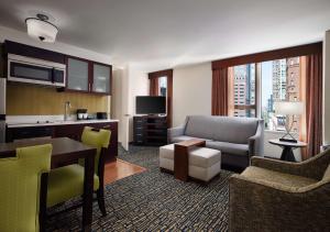 芝加哥Homewood Suites by Hilton Chicago Downtown - Magnificent Mile的酒店客房设有厨房和客厅。
