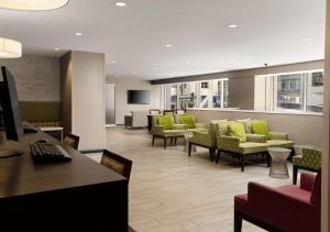 芝加哥Homewood Suites by Hilton Chicago Downtown - Magnificent Mile的大堂设有绿椅和等候室