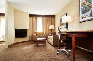 沙伦维尔DoubleTree Suites by Hilton Hotel Cincinnati - Blue Ash的酒店客房设有书桌和客厅。