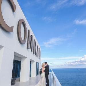 劳德代尔堡劳德代尔堡海滩康拉德酒店的在酒店的阳台上新娘和新郎亲吻