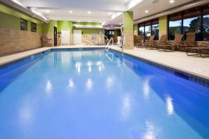 罗斯维尔明尼苏达州罗斯维尔明尼阿波利斯汉普顿酒店的大楼内一个蓝色的大型游泳池
