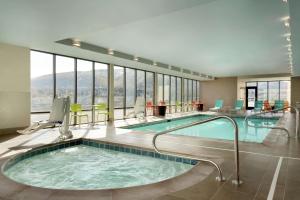 里奇兰Home2 Suites By Hilton Richland的在酒店房间的一个大型游泳池