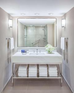 明尼阿波利斯马凯特希尔顿Curio Collection酒店的一间带水槽和大镜子的浴室