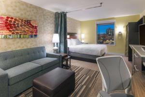 堪萨斯城堪萨斯城市中心第2家园套房酒店的酒店客房设有一张沙发和一张床