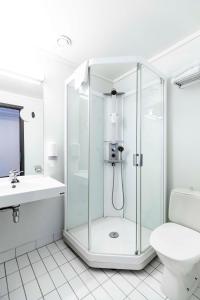 阿瓦尔斯内斯豪格松机场丽笙公园酒店的带淋浴和卫生间的白色浴室