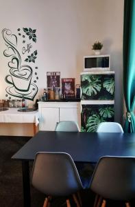 克拉科夫Green Cat Rooms的一间用餐室,配有黑色的桌子和椅子