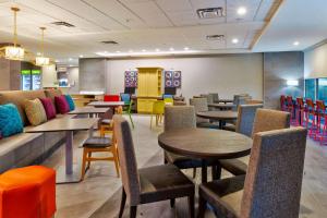 土桑Home2 Suites By Hilton Tucson Airport, Az的餐厅设有桌椅和五颜六色的椅子