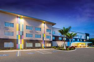 布雷登顿Tru By Hilton Bradenton I-75, FL的一座有彩虹的建筑
