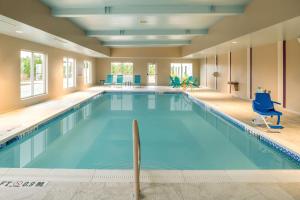 布伦瑞克Home2 Suites By Hilton Brunswick的在酒店房间的一个大型游泳池