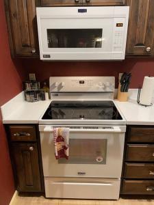 格兰茨帕斯Cedar Mountain Suite D的厨房配有带微波炉的炉灶。