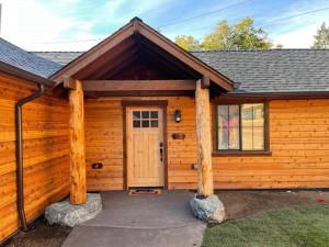 格兰茨帕斯Cedar Mountain Suite D的小木屋设有门和2个木头