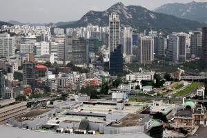 首尔Four Points by Sheraton Josun, Seoul Station的享有拥有建筑和山脉的城市美景